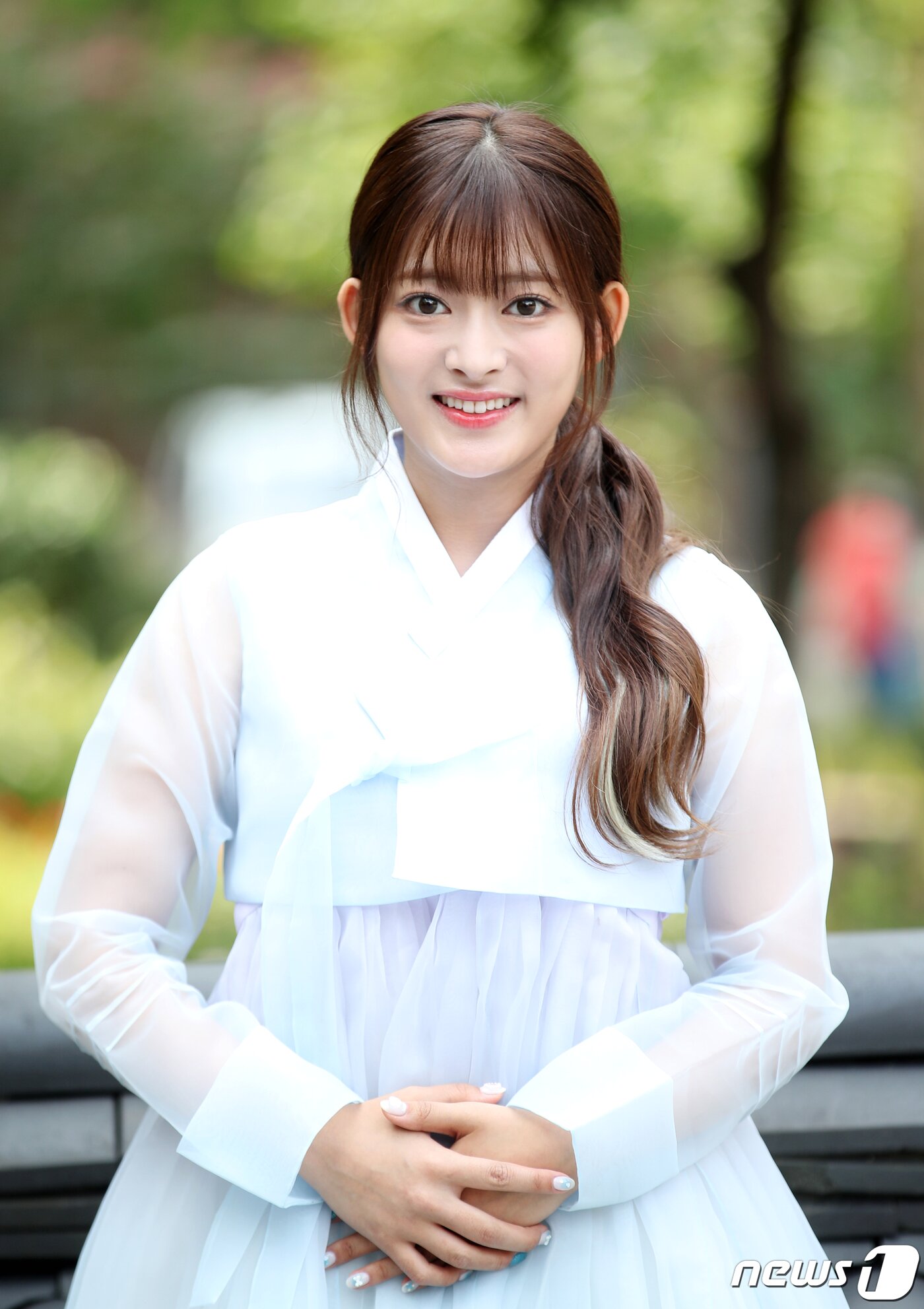 본문 이미지 - 그룹 시그니처 세미가 서울 종로구 뉴스1 사옥인근에서 한복을 곱게 차려입고 추석 인사를 하고 있다. ⓒ News1 권현진 기자