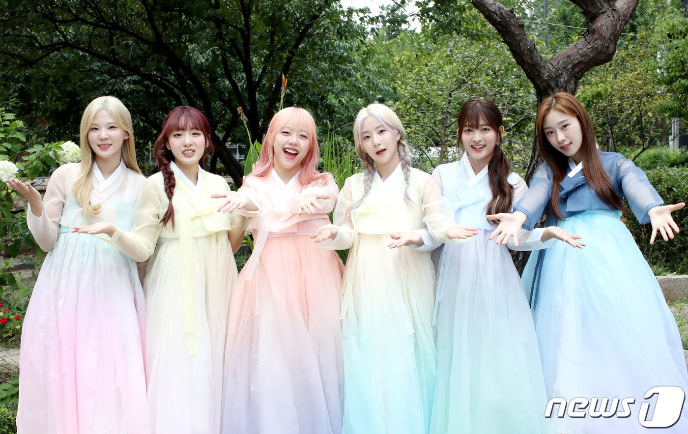 본문 이미지 - 그룹 시그니처가 서울 종로구 뉴스1 사옥인근에서 한복을 곱게 차려입고 추석 인사를 하고 있다.  ⓒ News1 권현진 기자