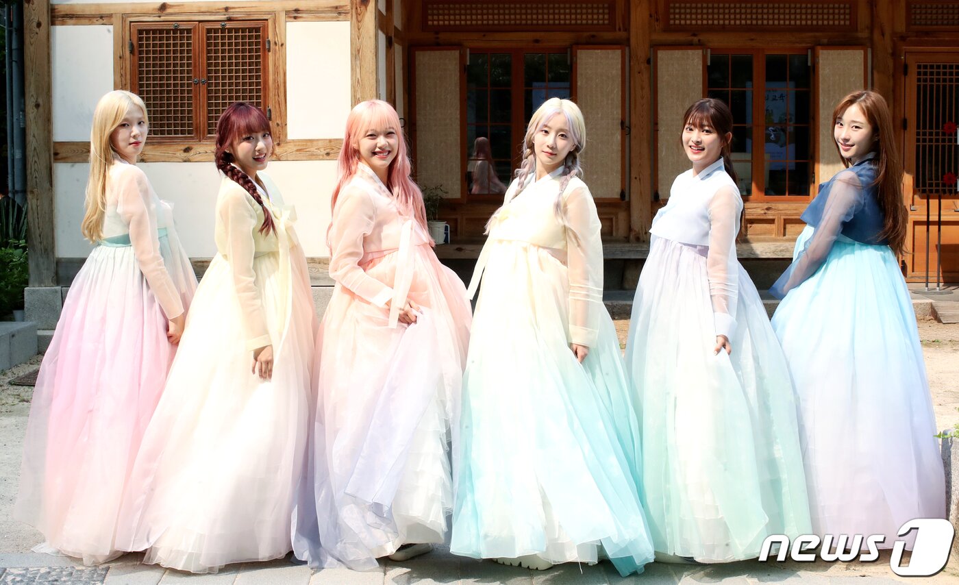 본문 이미지 - 그룹 시그니처가 서울 종로구 뉴스1 사옥인근에서 한복을 곱게 차려입고 추석 인사를 하고 있다. ⓒ News1 권현진 기자