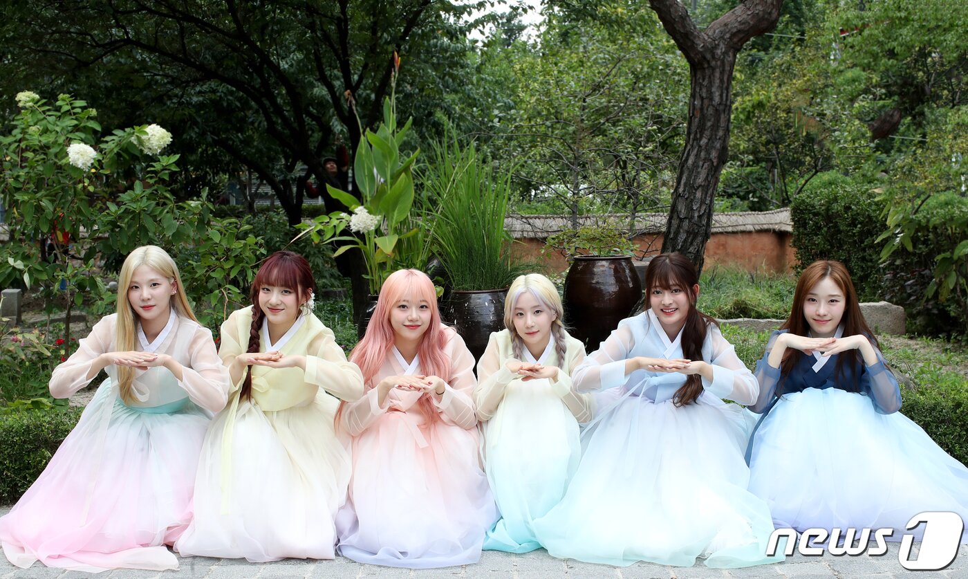 본문 이미지 - 그룹 시그니처가 서울 종로구 뉴스1 사옥인근에서 한복을 곱게 차려입고 추석 인사를 하고 있다. ⓒ News1 권현진 기자