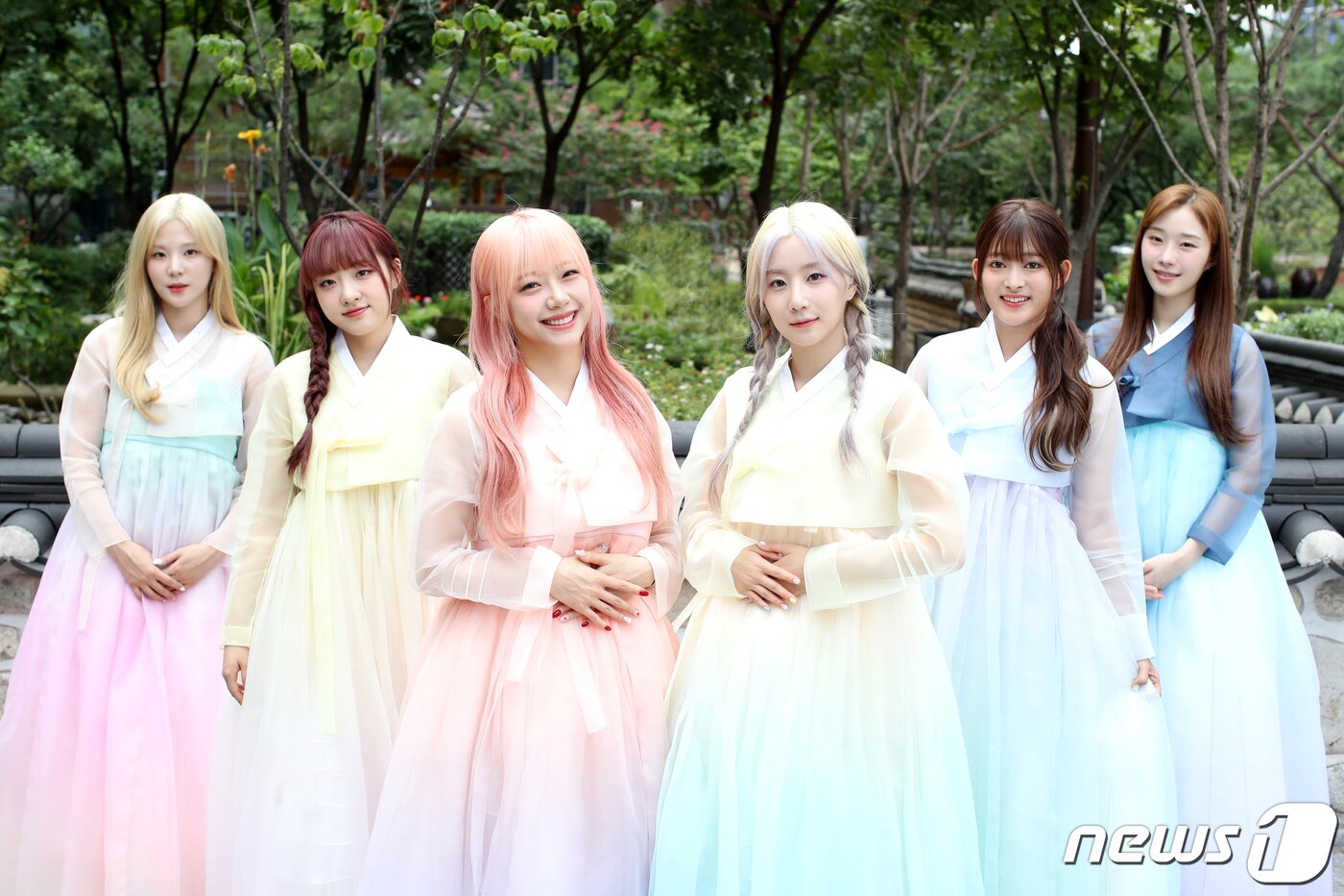 본문 이미지 - 그룹 시그니처가 서울 종로구 뉴스1 사옥인근에서 한복을 곱게 차려입고 추석 인사를 하고 있다.  ⓒ News1 권현진 기자