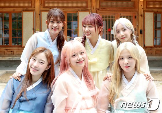 그룹 시그니처가 서울 종로구 뉴스1 사옥인근에서 한복을 곱게 차려입고 추석 인사를 하고 있다. © News1 권현진 기자