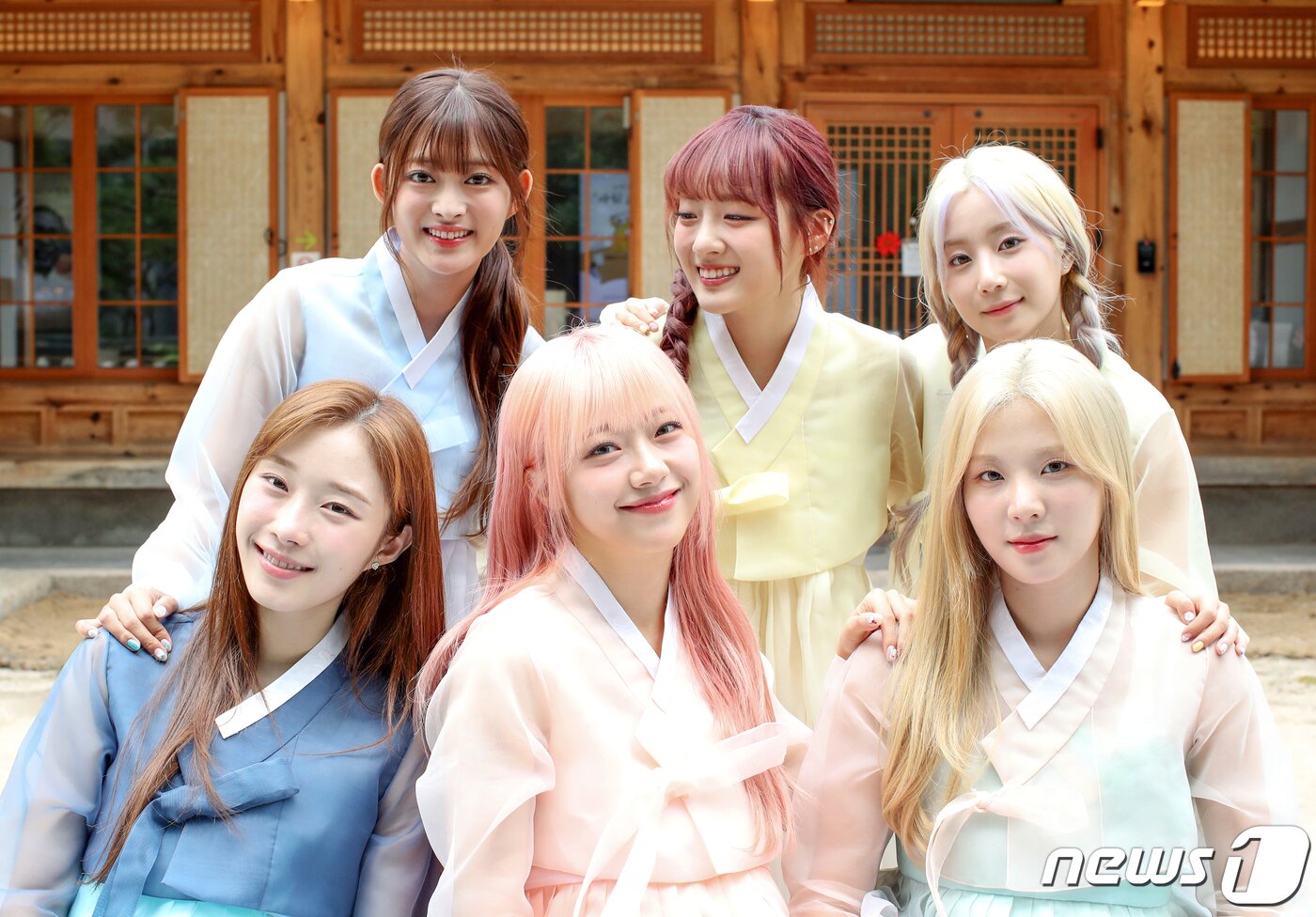 본문 이미지 - 그룹 시그니처가 서울 종로구 뉴스1 사옥인근에서 한복을 곱게 차려입고 추석 인사를 하고 있다. ⓒ News1 권현진 기자