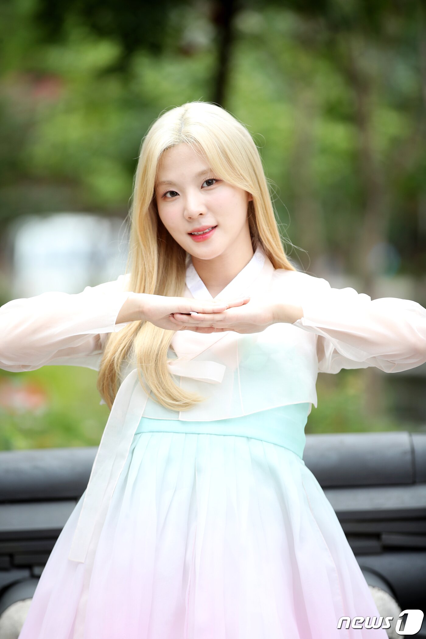 본문 이미지 - 그룹 시그니처 셀린이 서울 종로구 뉴스1 사옥인근에서 한복을 곱게 차려입고 추석 인사를 하고 있다. ⓒ News1 권현진 기자