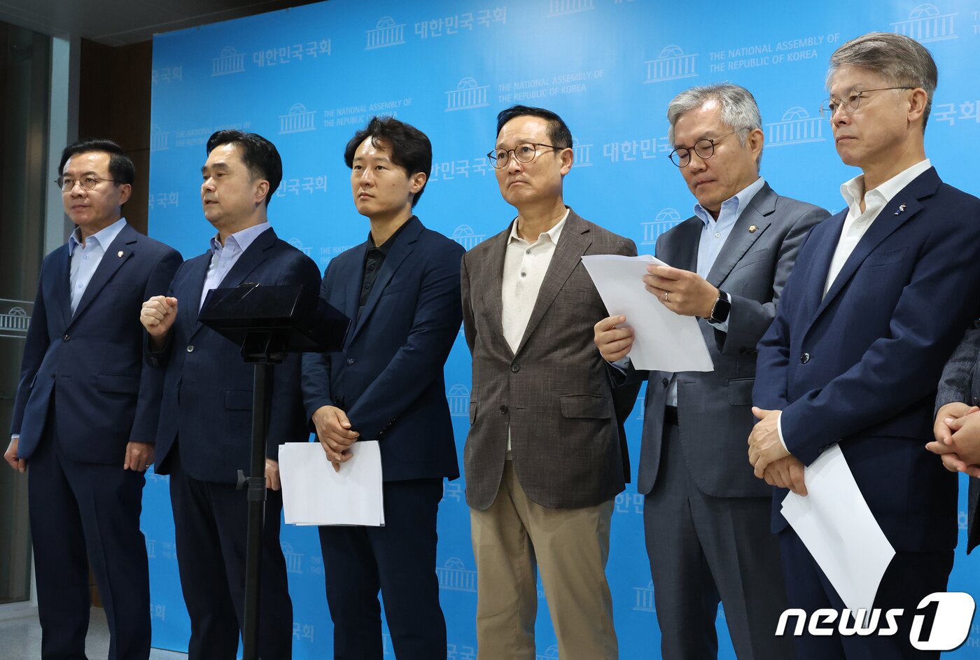 본문 이미지 - 더불어민주당 김종민, 이탄희 의원 등이 14일 서울 여의도 국회 소통관에서 열린 선거법 개정 촉구 기자회견에서 취재진의 질문을 받고 있다. 2023.9.14/뉴스1 ⓒ News1 송원영 기자