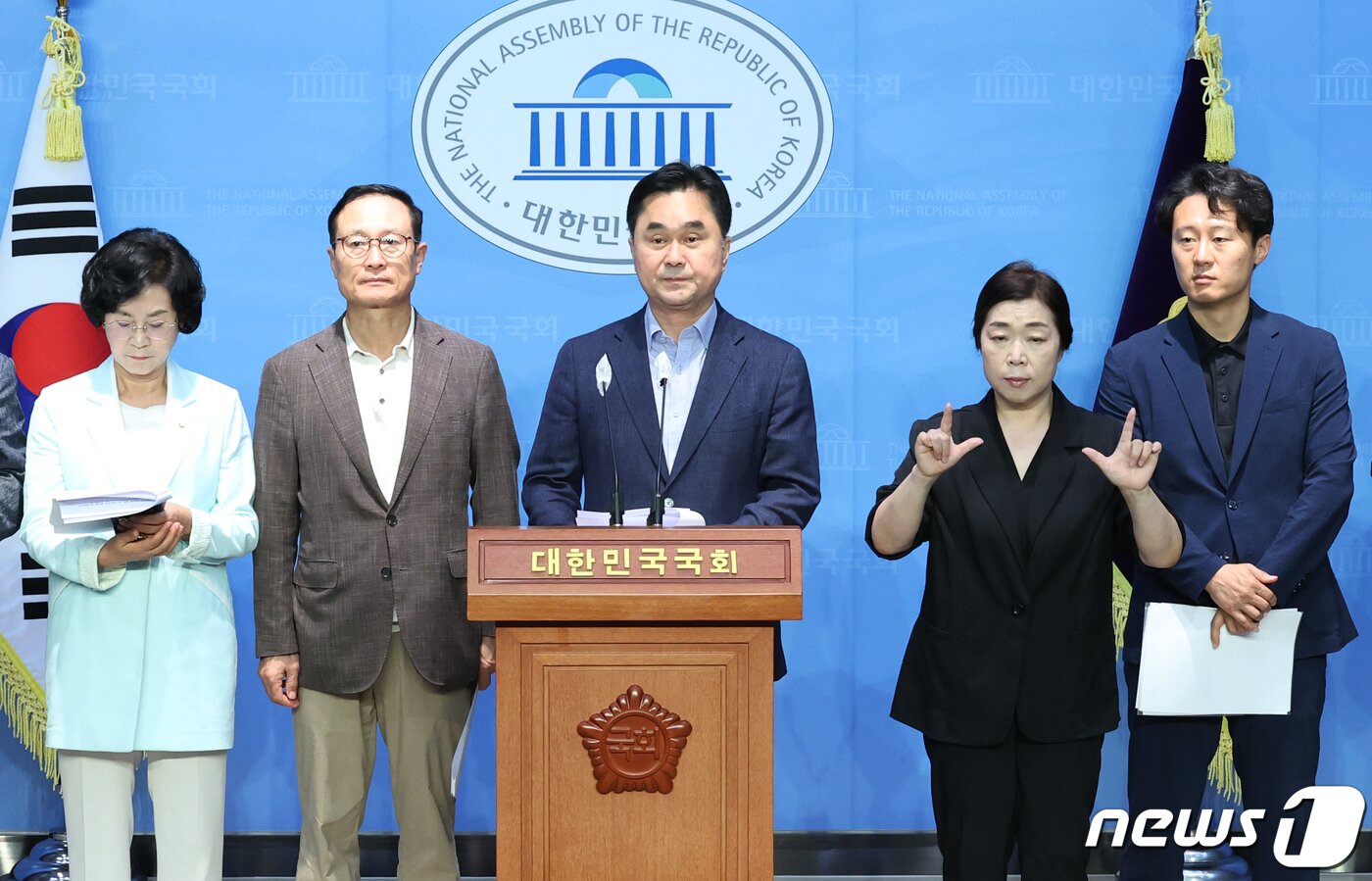 본문 이미지 - 더불어민주당 김종민, 이탄희 의원 등이 14일 서울 여의도 국회 소통관에서 열린 선거법 개정 촉구 기자회견을 하고 있다. 2023.9.14/뉴스1 ⓒ News1 송원영 기자