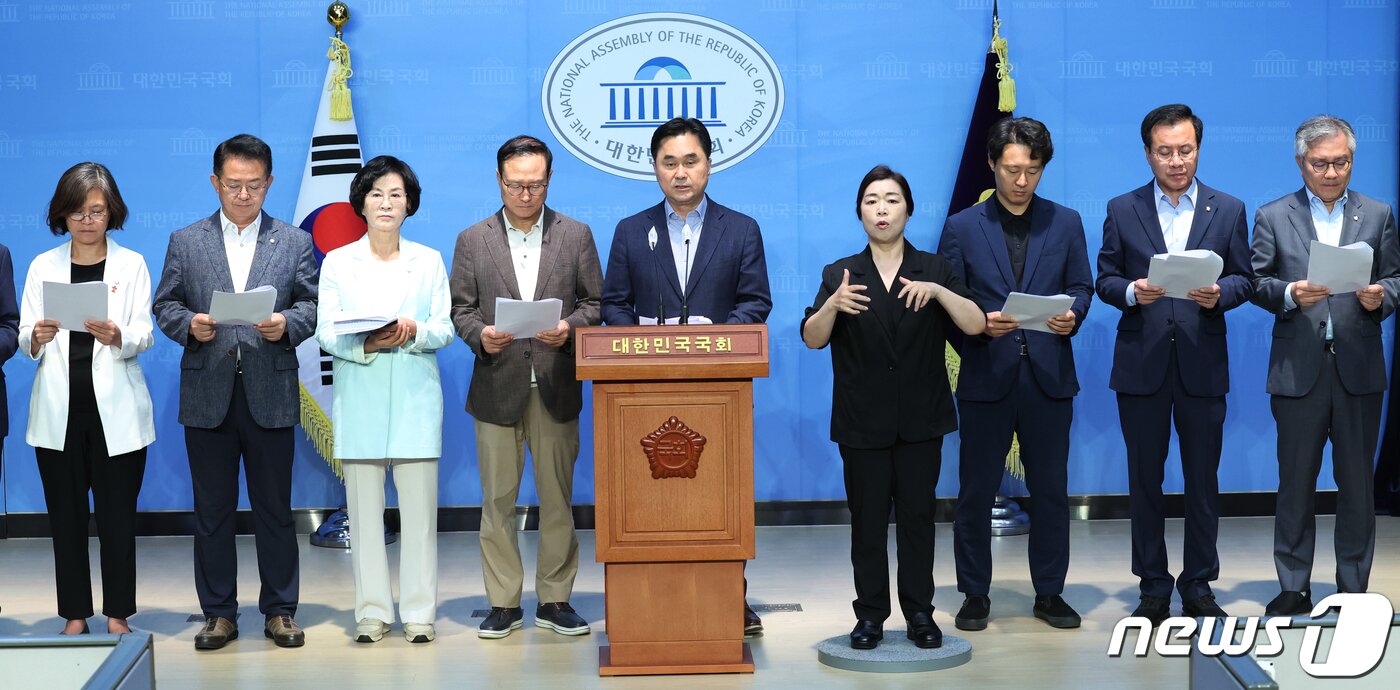 본문 이미지 - 더불어민주당 김종민, 이탄희 의원 등이 14일 서울 여의도 국회 소통관에서 열린 선거법 개정 촉구 기자회견을 하고 있다. 이날 참석 의원들은 "위성정당 창당 방지 선언과 연동형 비례대표제 원칙을 지켜야 한다＂고 당 지도부의 결단을 촉구했다. 2023.9.14/뉴스1 ⓒ News1 송원영 기자