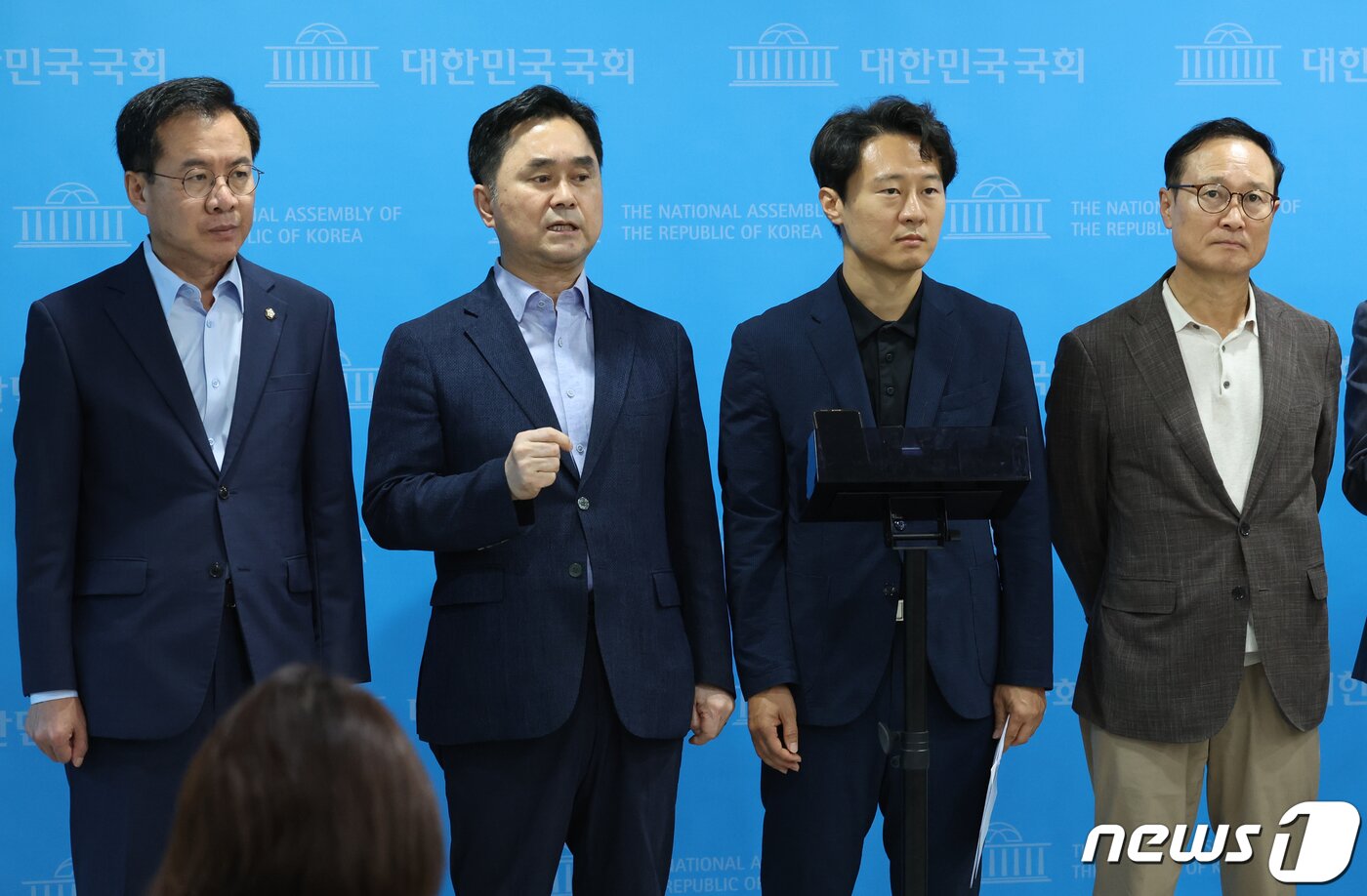 본문 이미지 - 더불어민주당 김종민, 이탄희 의원 등이 14일 서울 여의도 국회 소통관에서 열린 선거법 개정 촉구 기자회견에서 취재진의 질문을 받고 있다. 2023.9.14/뉴스1 ⓒ News1 송원영 기자