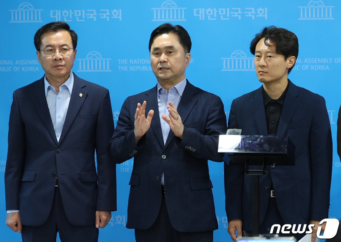 본문 이미지 - 더불어민주당 김종민, 이탄희 의원 등이 14일 서울 여의도 국회 소통관에서 열린 선거법 개정 촉구 기자회견에서 취재진의 질문을 받고 있다. 2023.9.14/뉴스1 ⓒ News1 송원영 기자