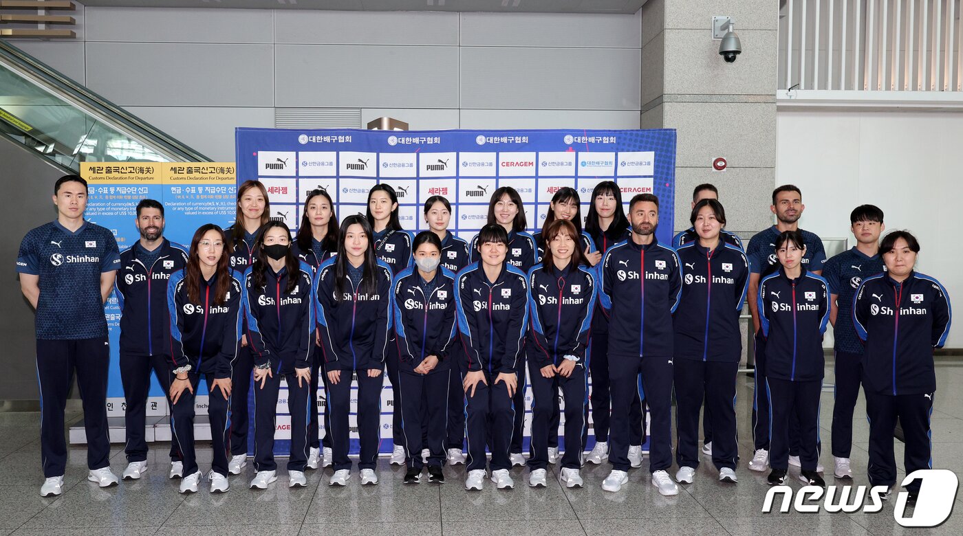본문 이미지 - 파리 올림픽 세계 예선에 출전하는 대한민국 여자 배구 국가대표팀 선수단이 14일 오전 인천국제공항 1터미널에서 출국 전 기념촬영을 하고 있다. 파리 올림픽 예선은 오는 24일 폴란드 우치에서 열린다. 대표팀은 예선을 마친 뒤 아시안게임 출전을 위해 곧바로 항저우로 이동할 계획이다. 2023.9.14/뉴스1 ⓒ News1 장수영 기자