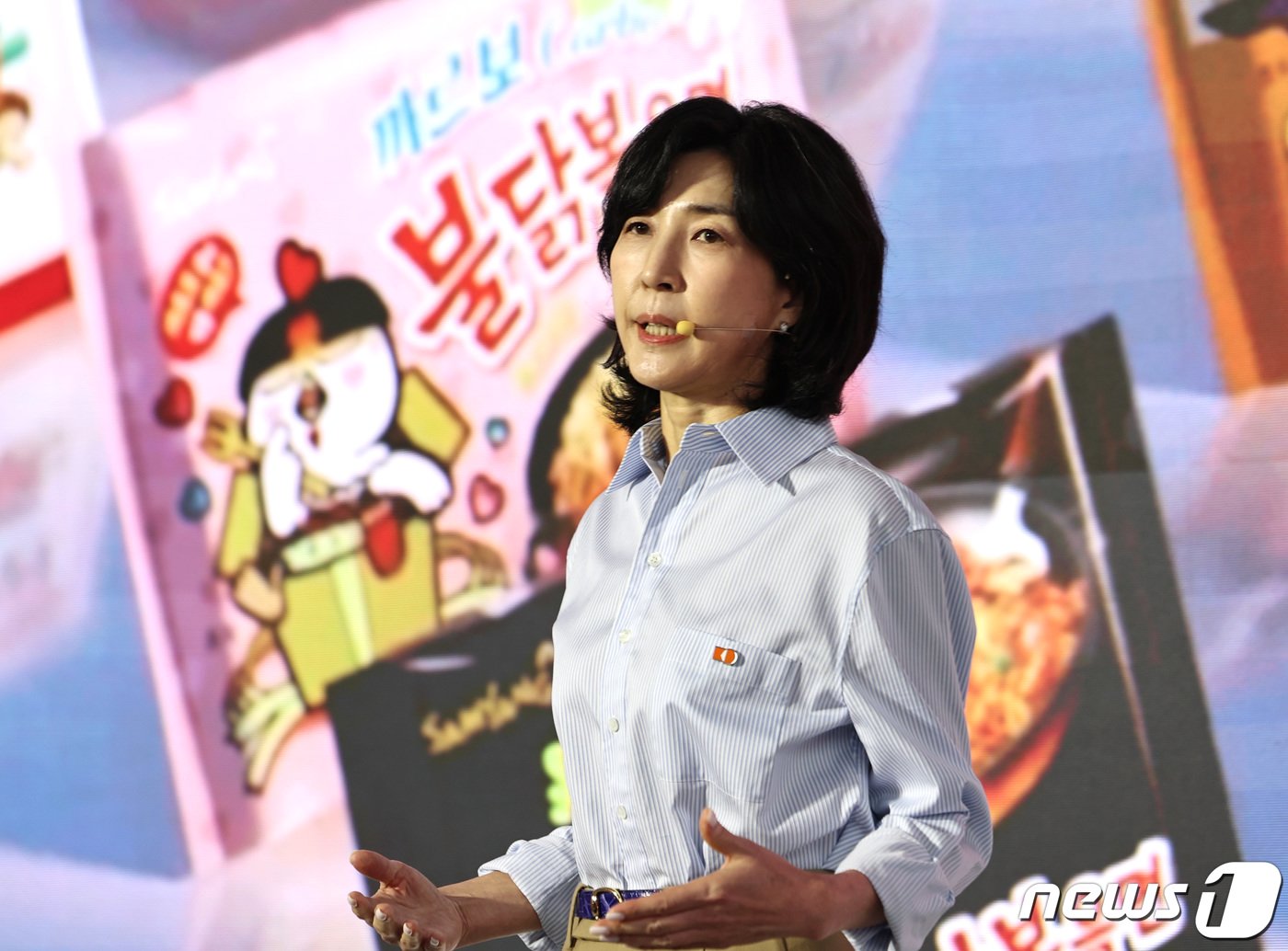 본문 이미지 - 김정수 삼양라운드스퀘어 부회장이 14일 오전 서울 종로구 누디트 익선에서 열린 '삼양라면 60주년 기념 비전선포식'에서 변경된 그룹 공식명칭을 소개하고 있다. 2023.9.14/뉴스1 ⓒ News1 구윤성 기자