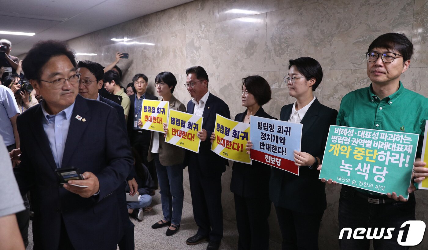 본문 이미지 - 노동당·녹색당·정의당·진보당 의원 및 당원들이 14일 오전 서울 여의도 국회에서 열린 더불어민주당 의원총회 회의장 앞을 찾아 '병립형 비례대표제' 회귀를 규탄하는 피켓 시위를 펼치고 있다. 2023.9.14/뉴스1 ⓒ News1 임세영 기자