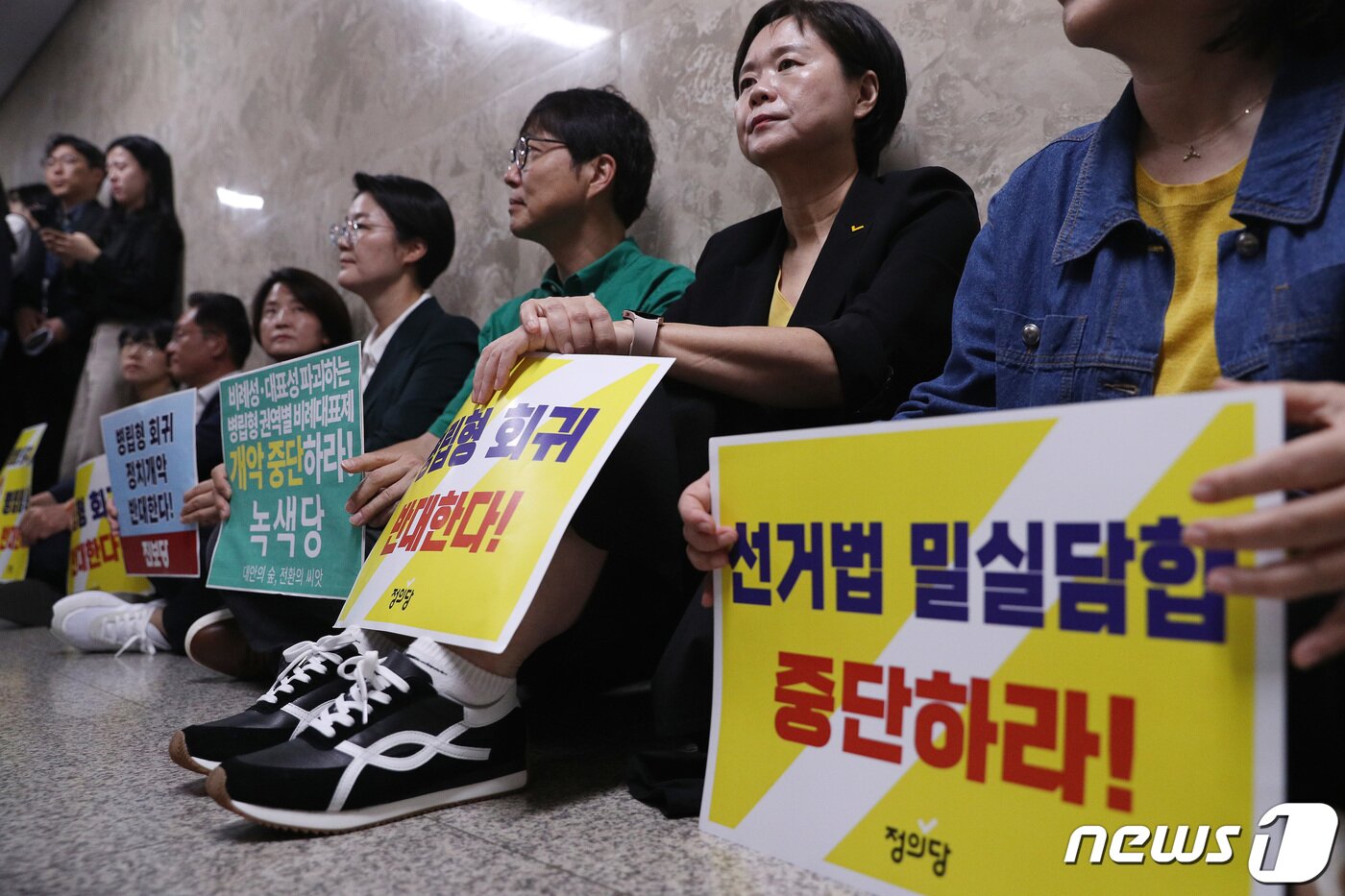 본문 이미지 - 노동당·녹색당·정의당·진보당 의원 및 당원들이 14일 오전 서울 여의도 국회에서 열린 더불어민주당 의원총회 회의장 앞을 찾아 '병립형 비례대표제' 회귀를 규탄하는 피켓 시위를 펼치고 있다. 2023.9.14/뉴스1 ⓒ News1 임세영 기자