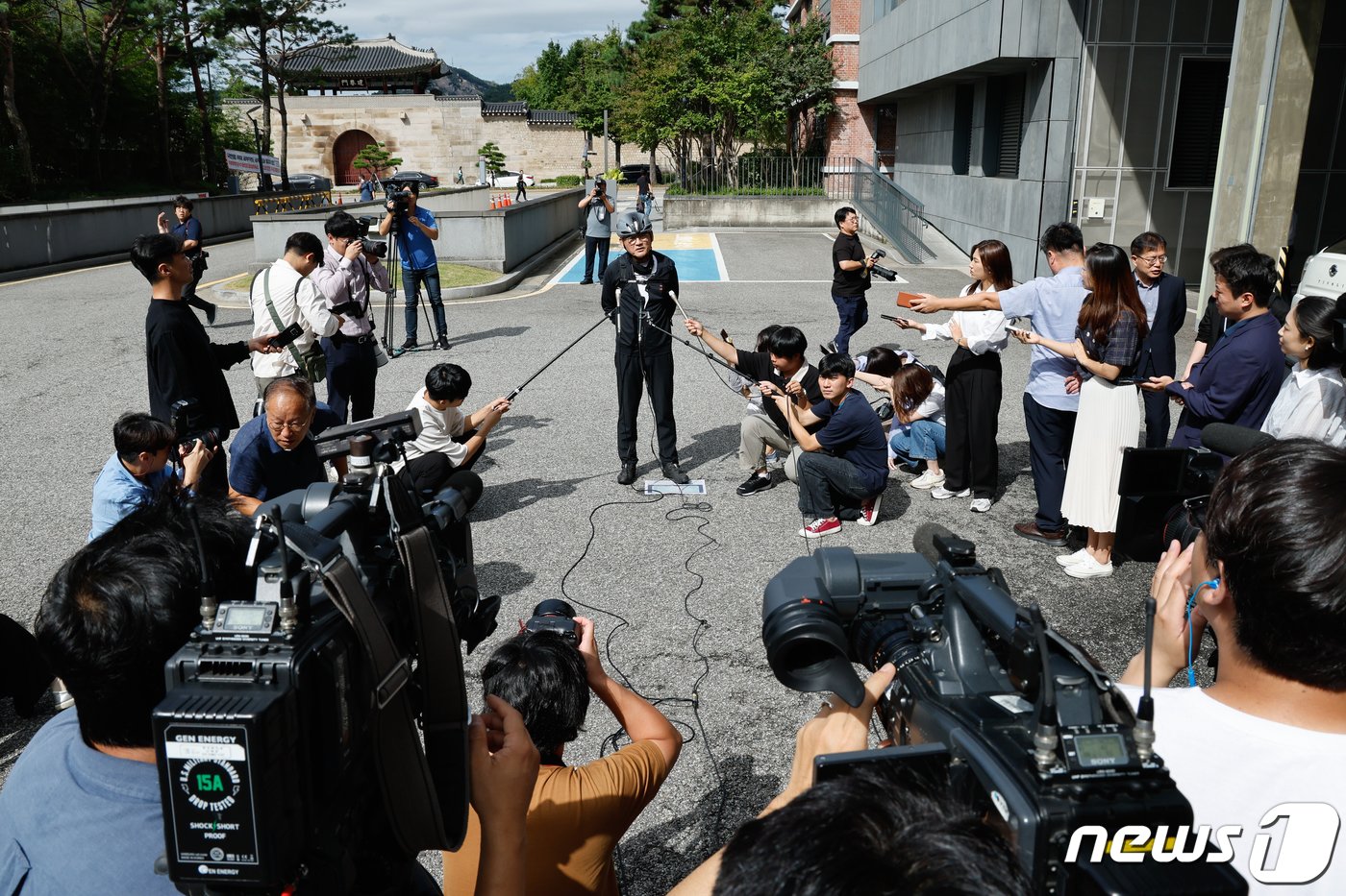 유인촌 문화체육관광부 장관 후보자가 14일 오전 서울 종로구 모처에 마련된 인사청문회 준비 사무실에 자전거를 타고 출근, 취재진 질문에 답하고 있다. 2023.9.14/뉴스1 ⓒ News1 안은나 기자