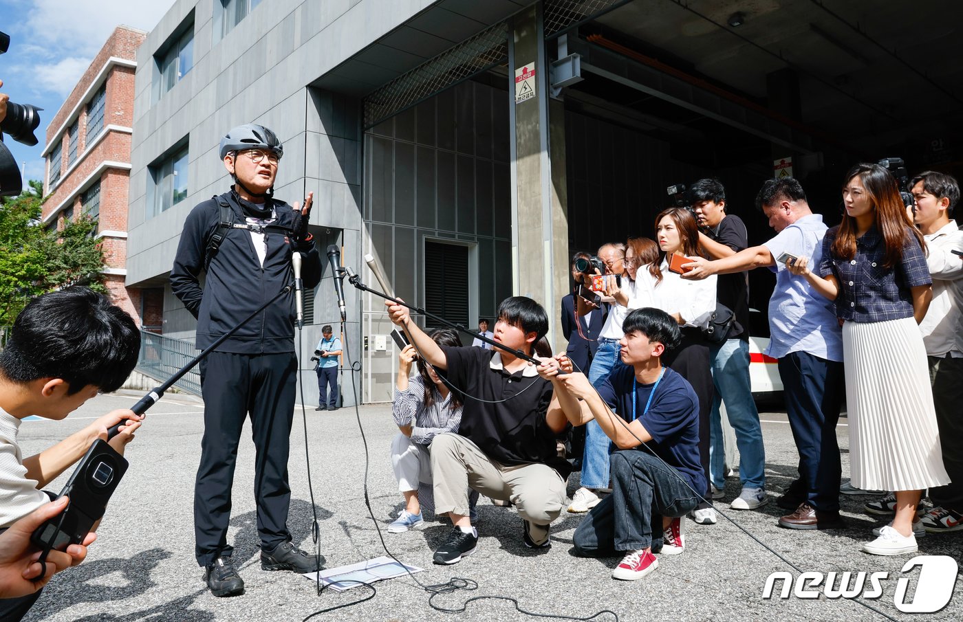 유인촌 문화체육관광부 장관 후보자가 14일 오전 서울 종로구 모처에 마련된 인사청문회 준비 사무실에 자전거를 타고 출근, 취재진 질문에 답하고 있다. 2023.9.14/뉴스1 ⓒ News1 안은나 기자