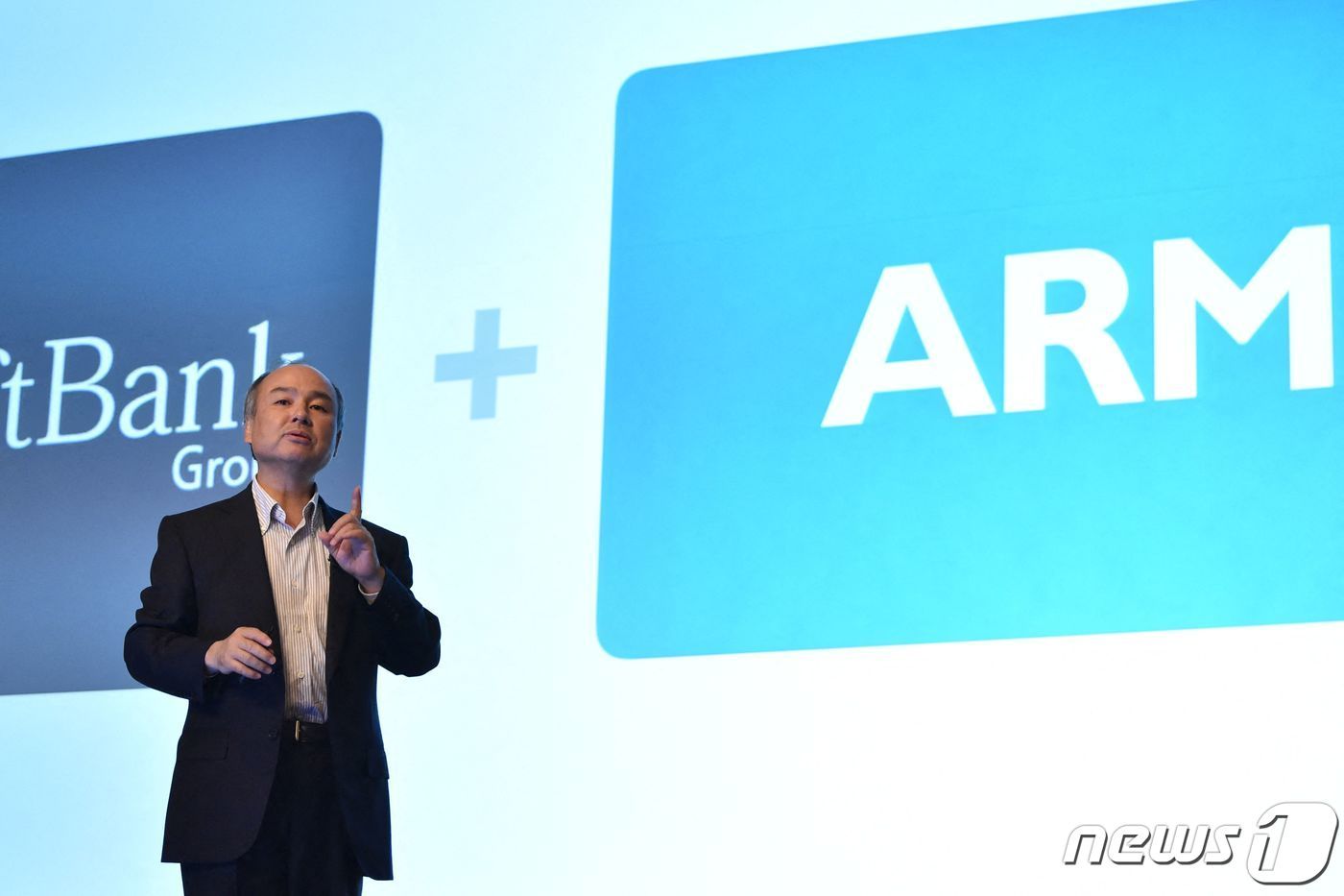 손정의 소프트뱅크 회장이 ARM에 대해 설명하고 있다. ⓒ AFP=뉴스1