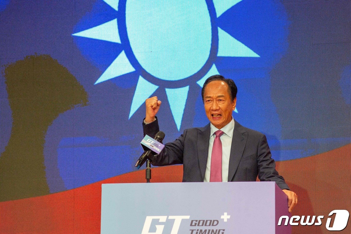 본문 이미지 - 궈타이밍 폭스콘 창업자가 14일 (현지시간) 대만 타이베이에서 무소속 출마를 선언한 내년 1월 총통 선거의 기자회견을 하고 있다. 2023.9.14 ⓒ AFP=뉴스1 ⓒ News1 우동명 기자
