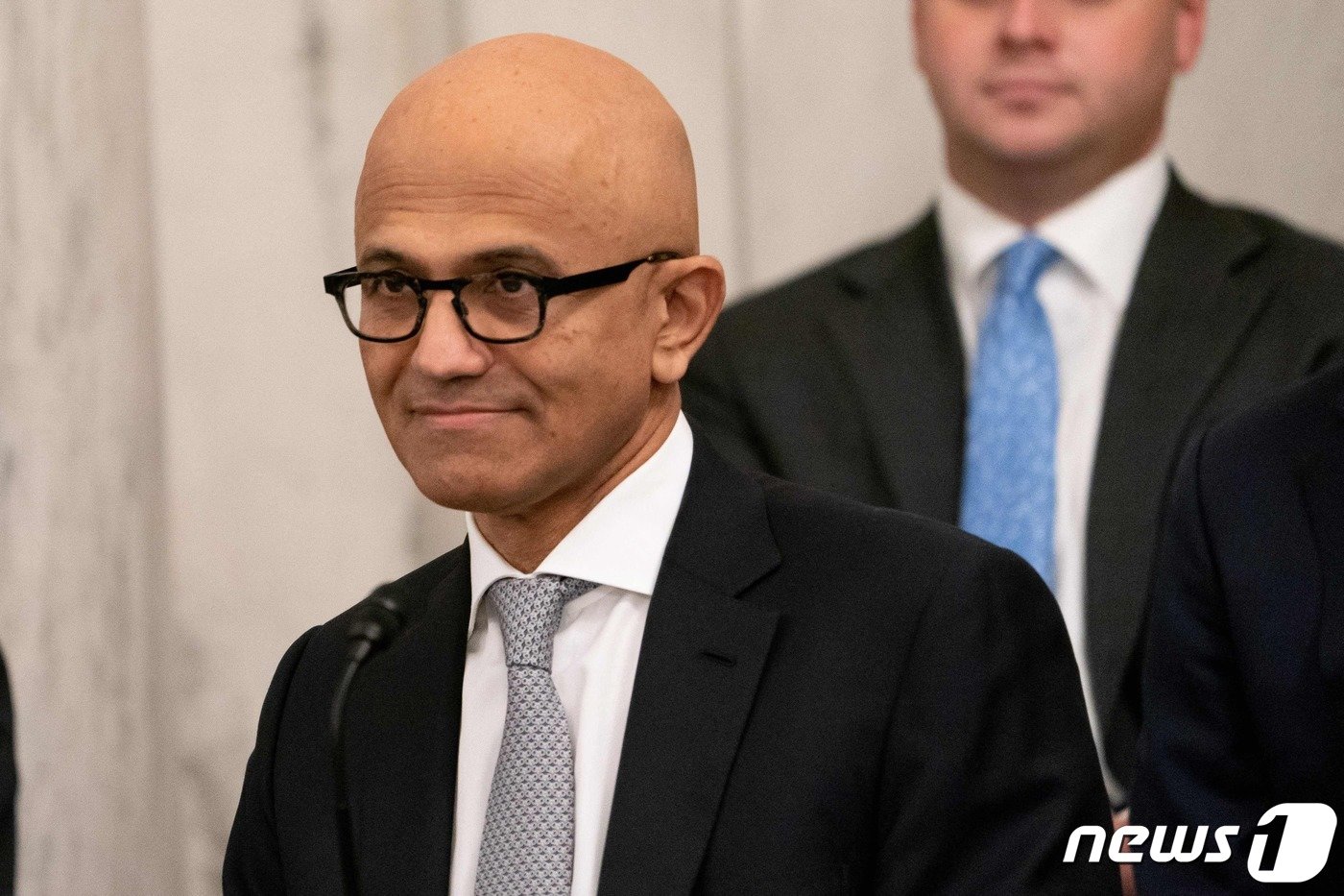 본문 이미지 - 사티아 나델라 마이크로소프트(MS) CEO가 13일 (현지시간) 워싱턴 의사당에서 열린 상원 법사위원회 인공지능(AI) 청문회에 출석을 하고 있다. 2023.9.14 ⓒ AFP=뉴스1 ⓒ News1 우동명 기자