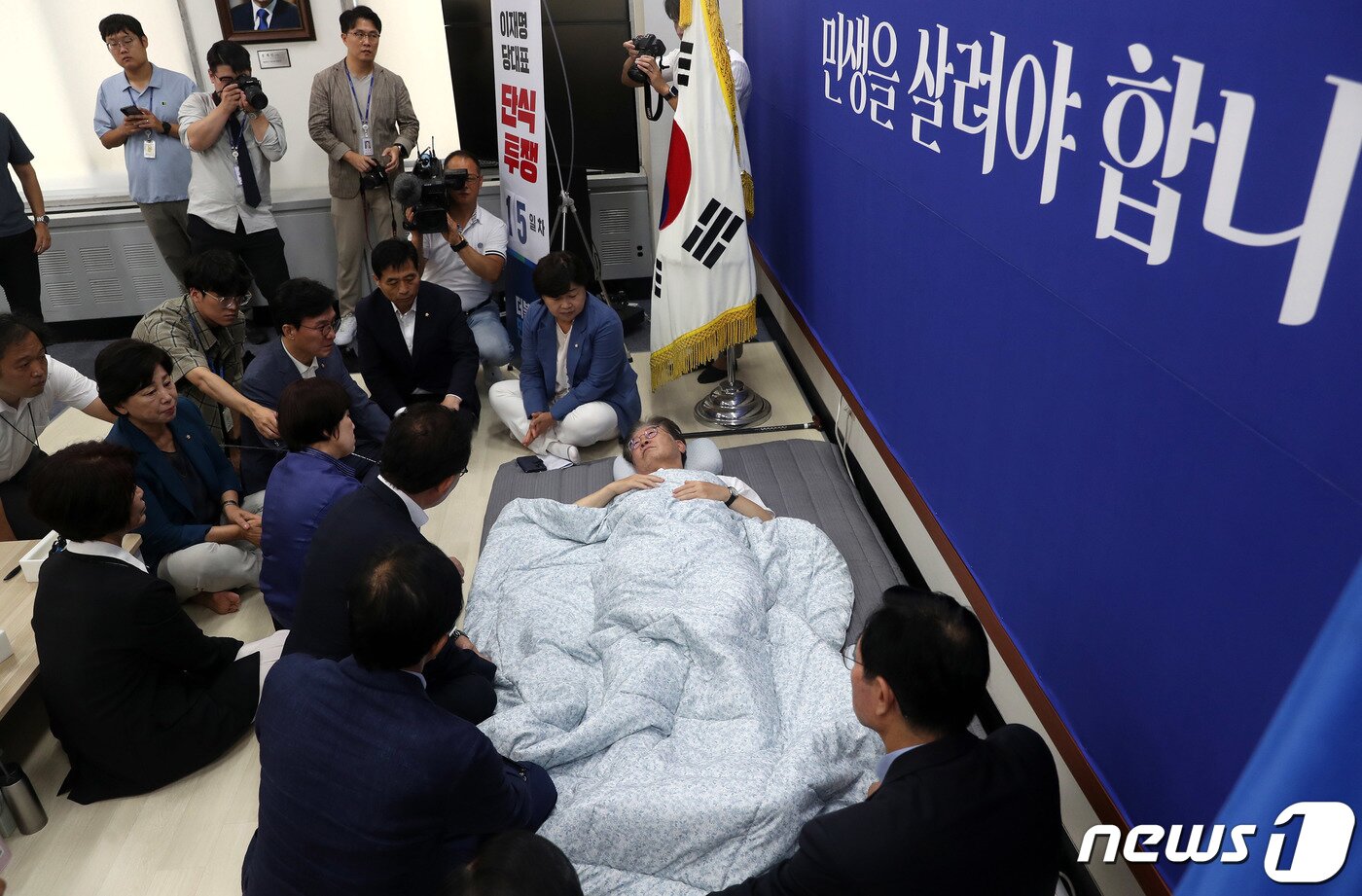 본문 이미지 - 15일째 단식투쟁을 이어가고 있는 이재명 더불어민주당 대표가 14일 오전 서울 여의도 국회 당 대표실에서 더불어민주당 의원들로부터 단식 중단을 요청 받고 있다. (공동취재) 2023.9.14/뉴스1 ⓒ News1 임세영 기자