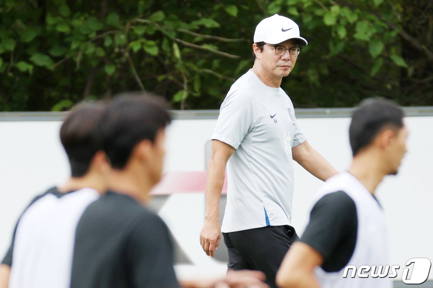 황선홍 항저우 아시안게임 축구대표팀 감독이 14일 오전 경기도 파주 축구국가대표트레이닝센터&#40;NFC&#41;에서 훈련을 지도하고 있다. 2023.9.14/뉴스1 ⓒ News1 민경석 기자