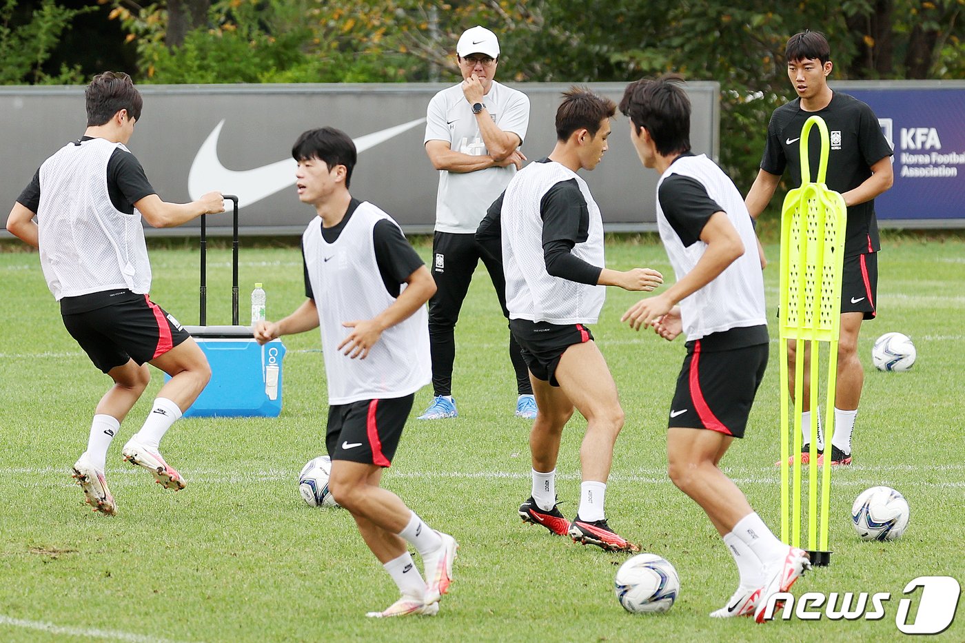 황선홍 항저우 아시안게임 축구대표팀 감독이 14일 오전 경기도 파주 축구국가대표트레이닝센터&#40;NFC&#41;에서 훈련을 지도하고 있다. 2023.9.14/뉴스1 ⓒ News1 민경석 기자