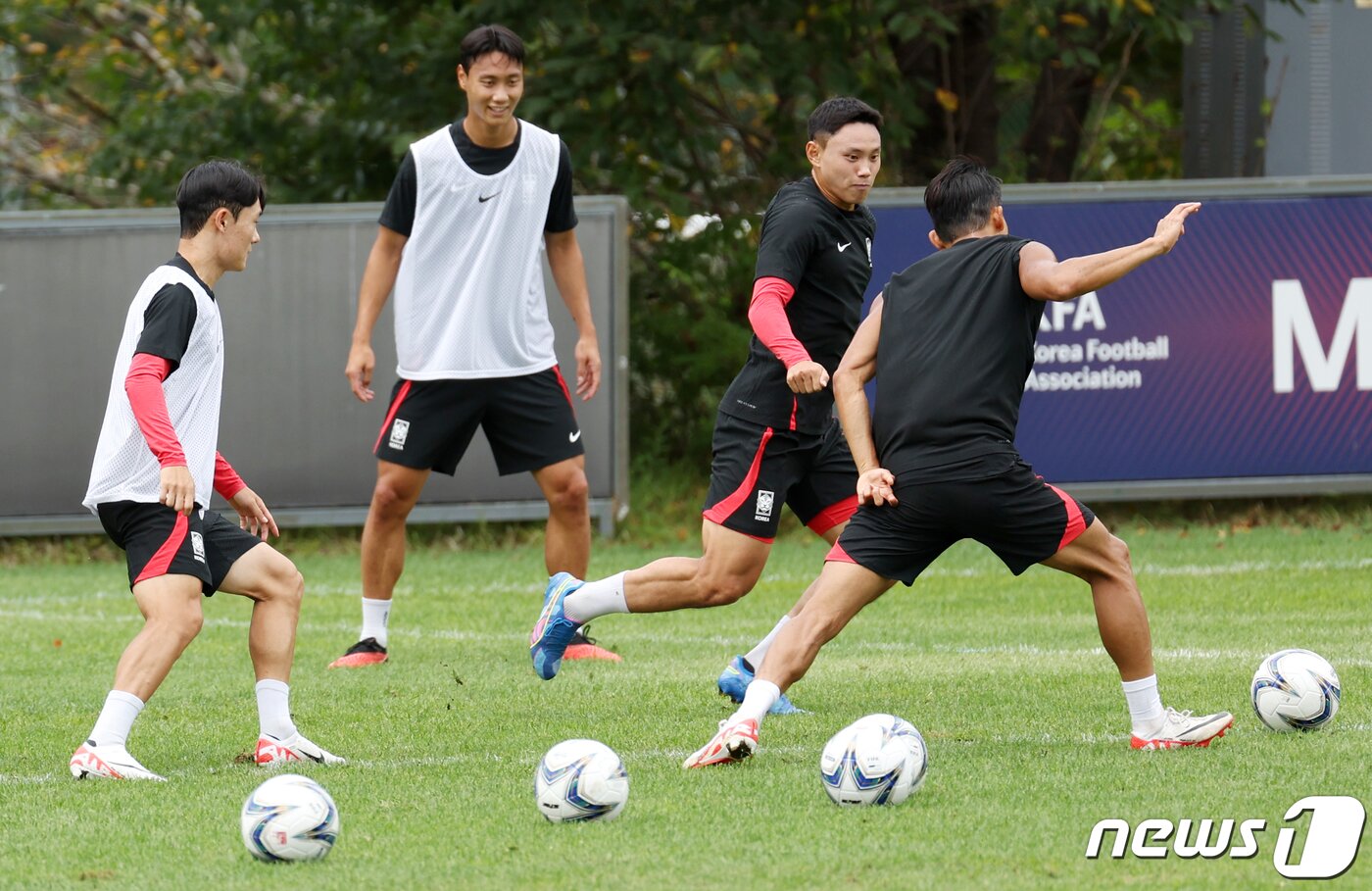 본문 이미지 - 항저우 아시안게임 축구대표팀 엄원상(왼쪽부터), 백승호, 조영욱, 정우영이 14일 오전 경기도 파주 축구국가대표트레이닝센터(NFC)에서 훈련을 하고 있다. 2023.9.14/뉴스1 ⓒ News1 민경석 기자