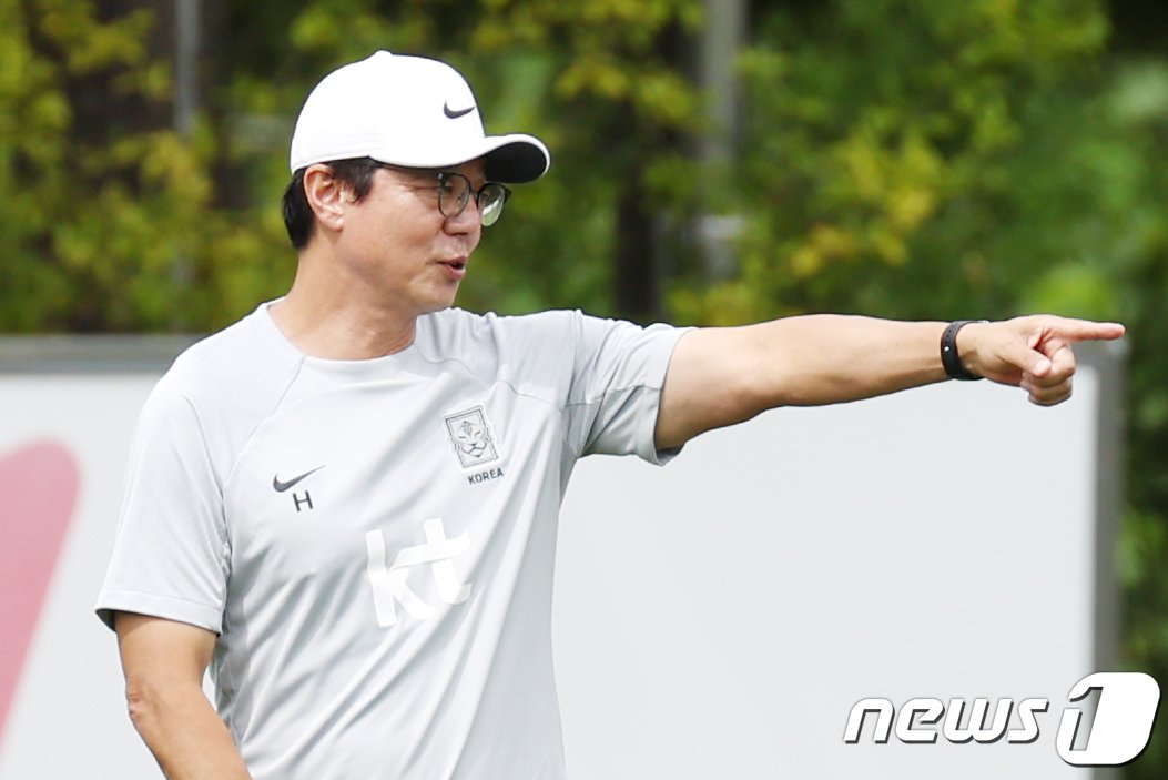 본문 이미지 - 황선홍 항저우 아시안게임 축구대표팀 감독이 14일 오전 경기도 파주 축구국가대표트레이닝센터(NFC)에서 훈련을 지도하고 있다. 2023.9.14/뉴스1 ⓒ News1 민경석 기자