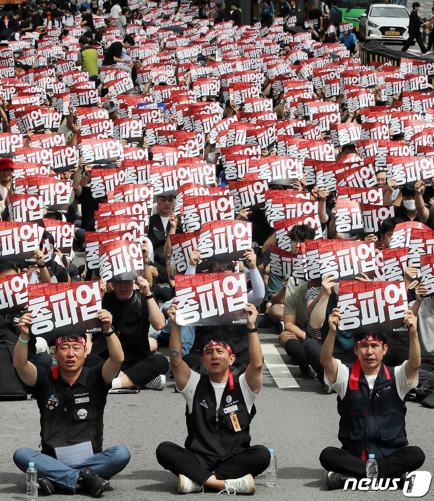 철도노조 노조원들이 14일 오후 중구 서울역 앞에서 열린 총파업 출정식에서 구호를 외치고 있다. 철도노조는 이날 오전 9시부터 18일 오전 9시까지 나흘간 1차 총파업을 시작했다. 2023.9.14/뉴스1 ⓒ News1 박세연 기자