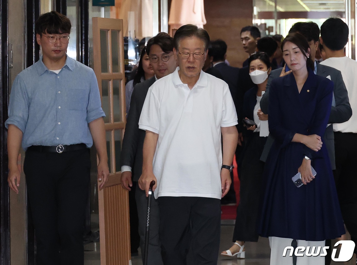 (서울=뉴스1) 임세영 기자 = 단식 15일 차인 이재명 더불어민주당 대표가 14일 오전 서울 여의도 국회 당 대표실에서 잠시 나와 복도를 지나고 있다. (공동취재) 2023.9. …