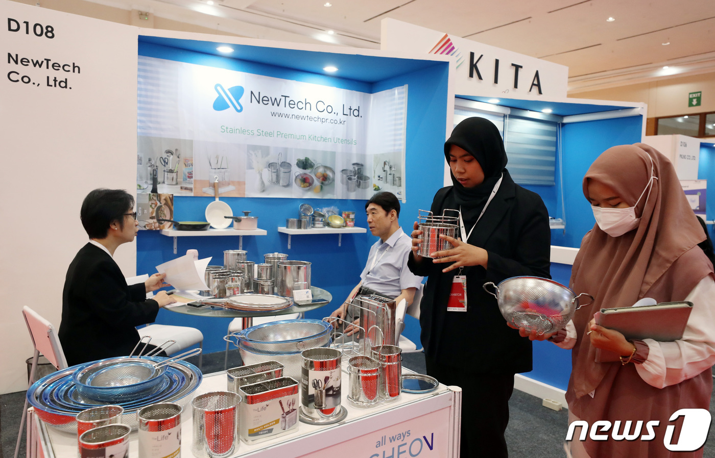 (자카르타=뉴스1) 사진공동취재단 = 14일 인도네시아 자카르타 JCC 전시장에서 열린 '2023 자카르타 국제 프리미엄 소비재전'을 찾은 참가자들이 전시부스를 둘러보고 있다.한국 …