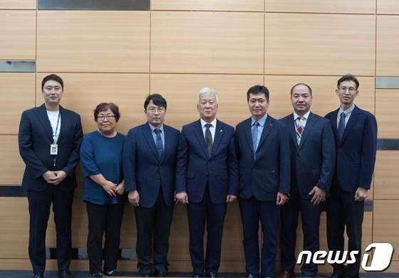 한국지질자원연구원 이평구 원장(왼쪽 다섯번째)이 창립 75주년(기원 105년) 기념 포상식에서 수상자들과 기념촬영을 하고 있다.(KIGAM 제공)/뉴스1