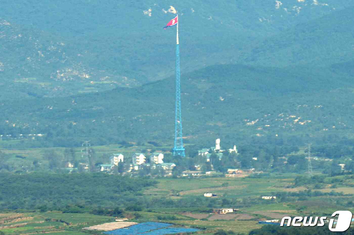 경기도 파주시 오두산 통일전망대에서 바라본 북한 황해북도 개풍군 기정동 마을에서 인공기가 휘날리고 있다. 2023.9.14/뉴스1 © News1 민경석 기자