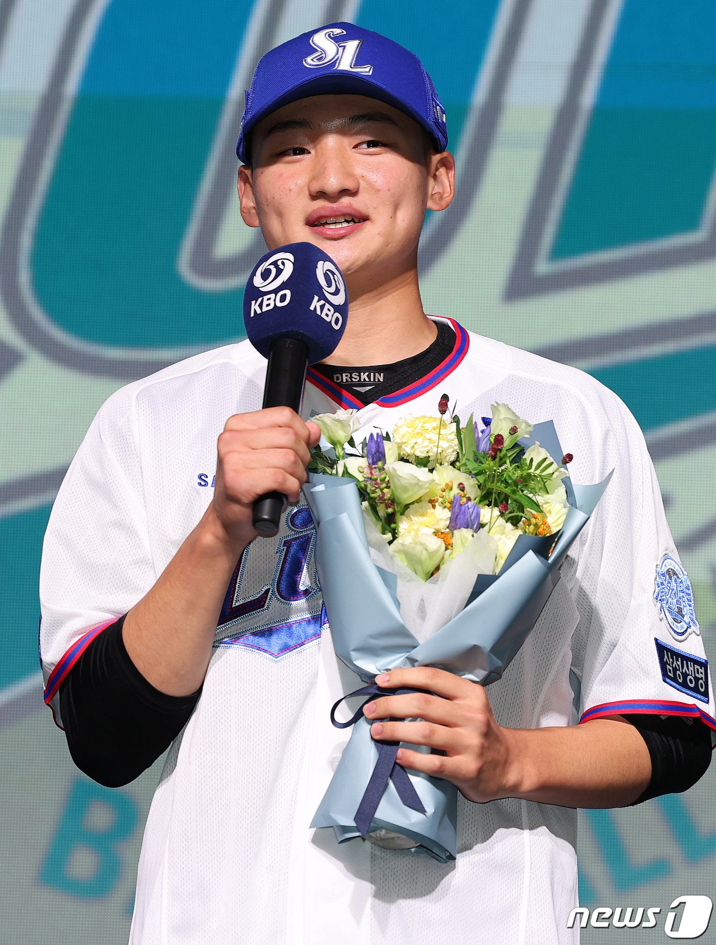 14일 오후 서울 중구 웨스틴조선호텔 그랜드볼룸에서 열린 ‘2024 KBO 신인 드래프트’에서 삼성 라이온즈 1라운드 4순위로 지명된 육선엽&#40;장충고&#41;이 소감을 말하고 있다. 2023.9.14/뉴스1 ⓒ News1 김진환 기자