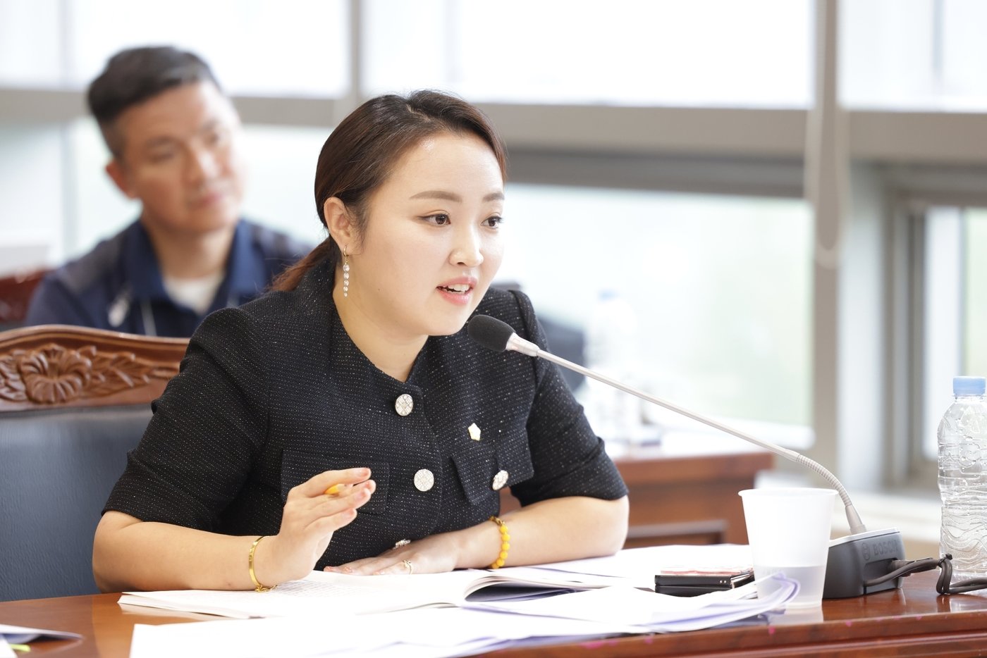 본문 이미지 - '천안시 길 고양이 보호 및 관리 조례안'을 대표발의한 복아영 천안시의원이 13일 열린 상임위에서 발언하고 있다. (천안시의회 제공)