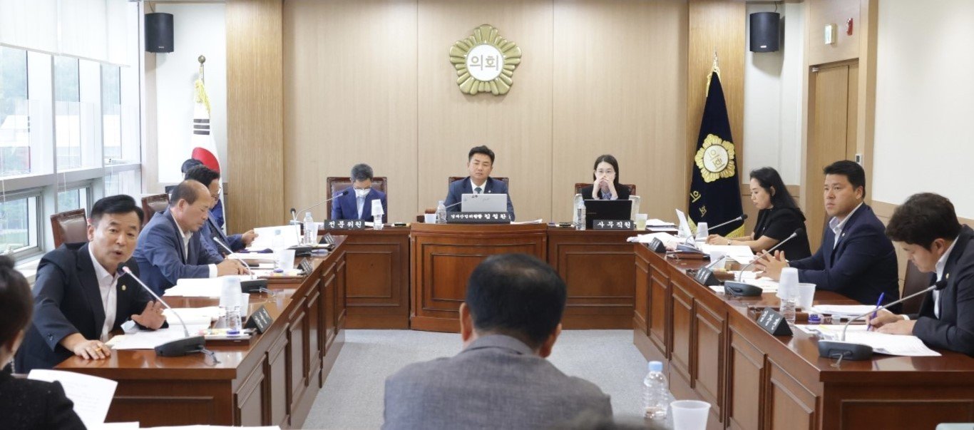 본문 이미지 - 천안시의회 경제산업위원회는 전국 최초로 발의된 '천안시 길 고양이 보호 및 관리 조례안'을 보류 결정했다. (천안시의회 제공)