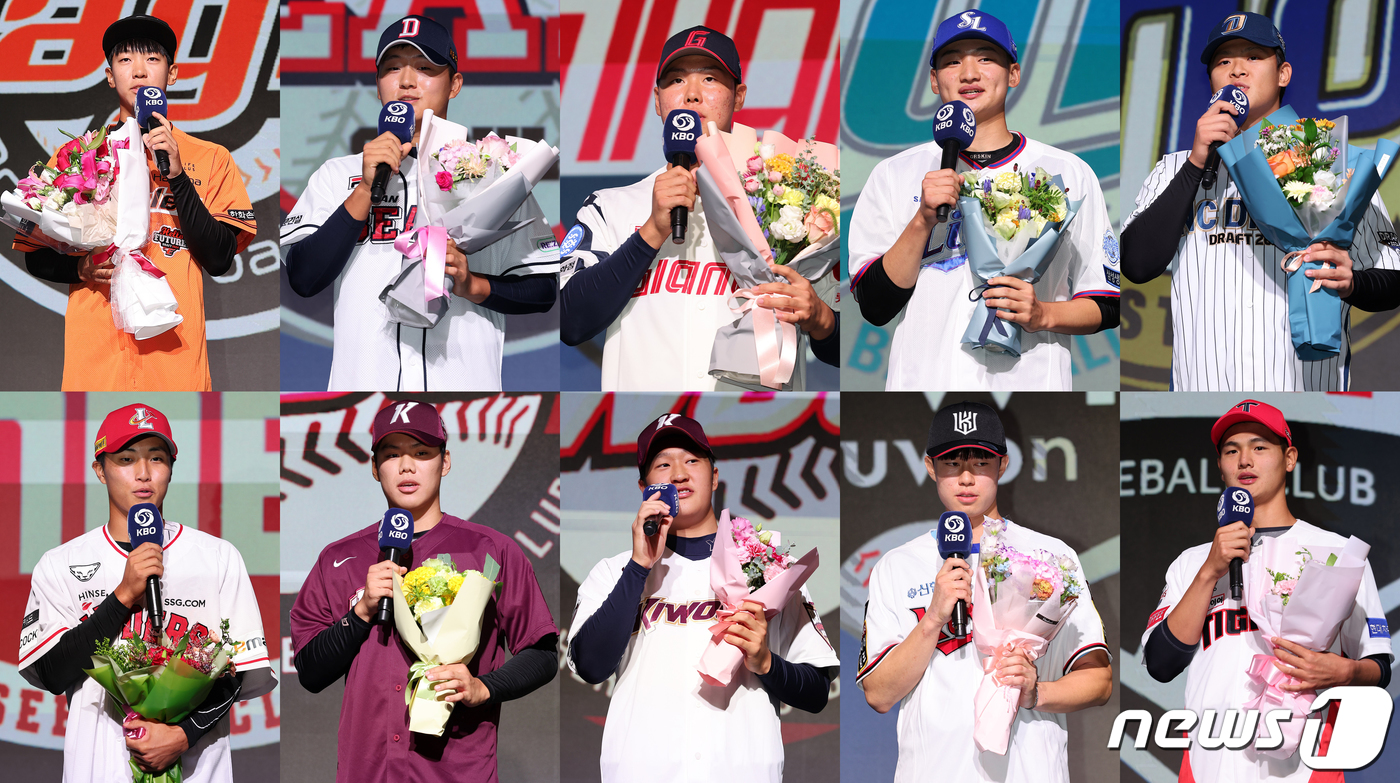 (서울=뉴스1) 김진환 기자 = 14일 오후 서울 중구 웨스틴조선호텔 그랜드볼룸에서 열린 ‘2024 KBO 신인 드래프트’에서 한화 이글스 전체 1순위로 지명된 황준서(사진 위 왼 …