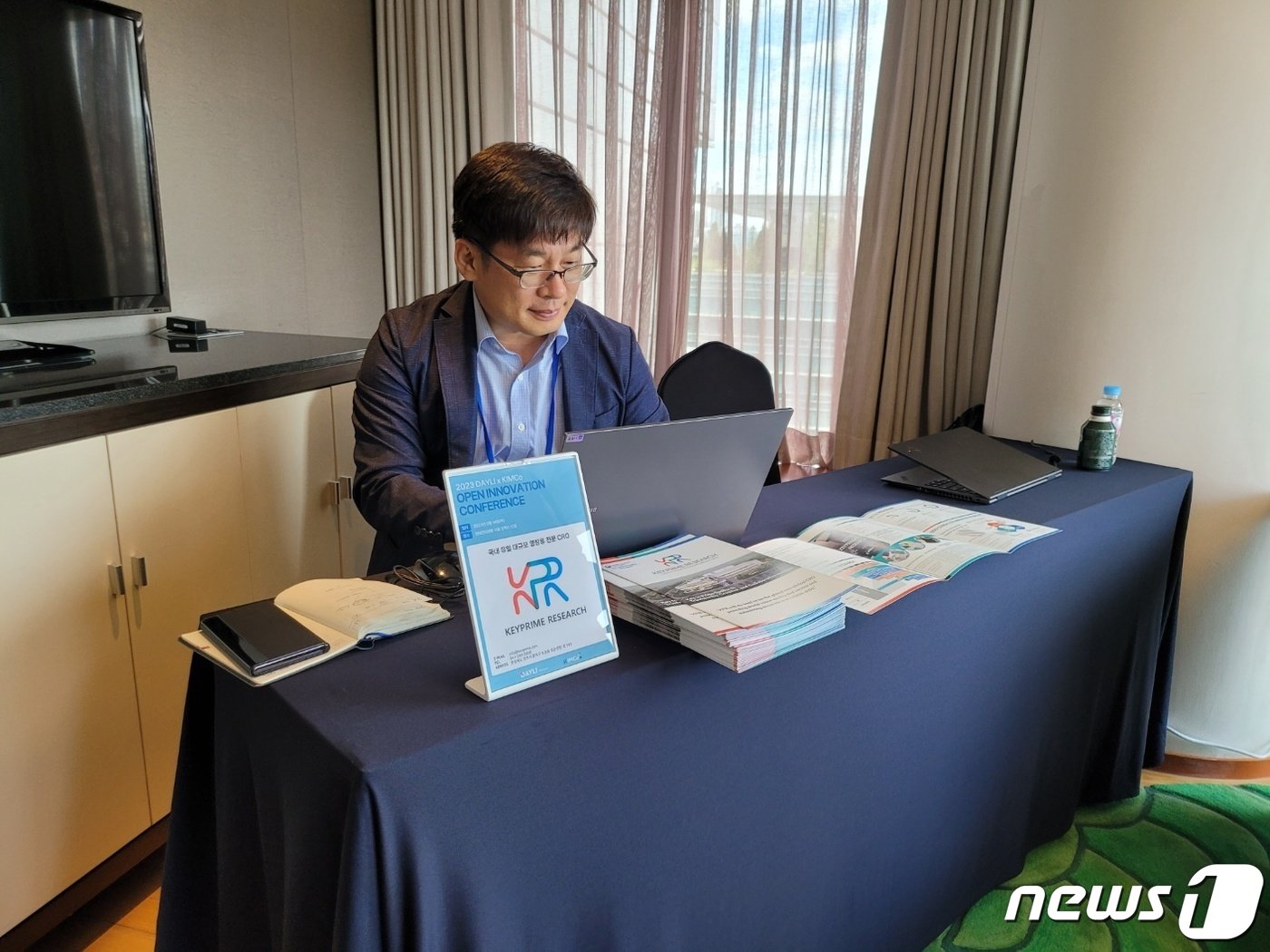 본문 이미지 - 이홍수 키프라임리서치 운영책임자가 기업소개 자료를 살펴보고 있다. 20230914 뉴스1 ⓒ News1 황진중 기자