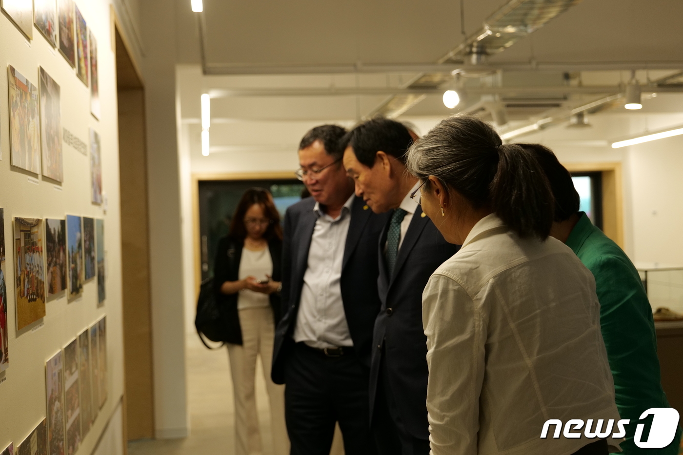 (서울=뉴스1) = 새마을운동중앙회는 오는 10월 27일까지 경기도 성남시 새마을청소년교육장에서 새마을운동기록물 유네스코 세계기록유산 등재 10주년 기념 특별전시회를 개최한다고 1 …