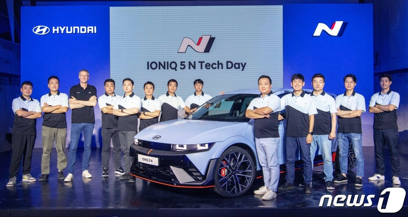 본문 이미지 -  현대자동차는 14일 서울 마포구 레이어 11 스튜디오에서 '아이오닉5 N' 테크데이를 개최했다. 사진은 아이오닉 5 N과 개발에 참여한 연구원들.(현대차 제공)ⓒ 뉴스1