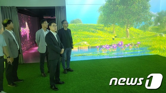 ‘실감 : 월성 해자’ 전시 체험해보는 최응천 문화재청장