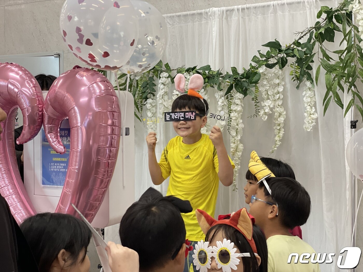 본문 이미지 - 우정청소년문화의집 개관 행사에 마련된 포토부스에서 청소년들이 사진 촬영을 하고 있다.&#40;화성시 제공&#41;