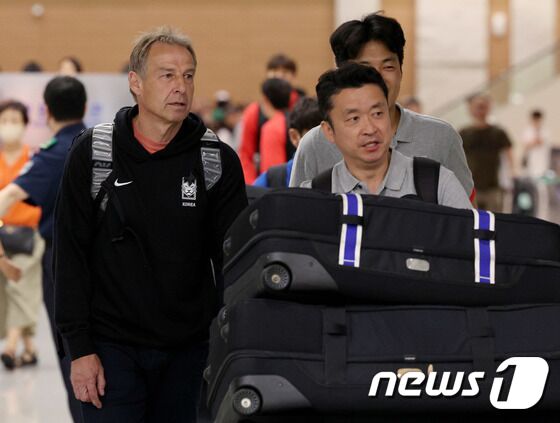 위르겐 클린스만 대한민국 축구 국가대표팀 감독이 14일 오후 인천국제공항 제2터미널을 통해 입국하고 있다. 클린스만 감독은 앞서 지난 13일(한국시간) 영국 뉴캐슬에서 열린 대한민국과 사우디아라비아의 경기에서 대표팀 감독 부임 후 A매치 6경기 만에 첫 승리를 거뒀다.. 2023.9.14/뉴스1 © News1 장수영 기자