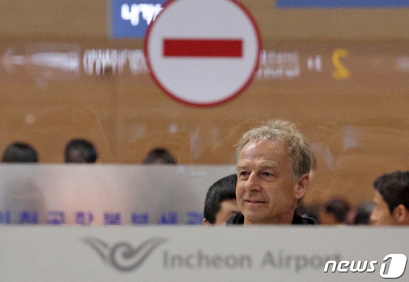 위르겐 클린스만 대한민국 축구 국가대표팀 감독이 14일 오후 인천국제공항 제2터미널을 통해 입국하고 있다. 클린스만 감독은 앞서 지난 13일&#40;한국시간&#41; 영국 뉴캐슬에서 열린 대한민국과 사우디아라비아의 경기에서 대표팀 감독 부임 후 A매치 6경기 만에 첫 승리를 거뒀다. 클린스만 감독은 당초 유럽에 남아 일정을 소화한 뒤 입국할 예정이었으나 &#39;원격 근무&#39; 논란 등 부정적인 여론을 고려한 듯 입국을 앞당겼다. 2023.9.14/뉴스1 ⓒ News1 장수영 기자