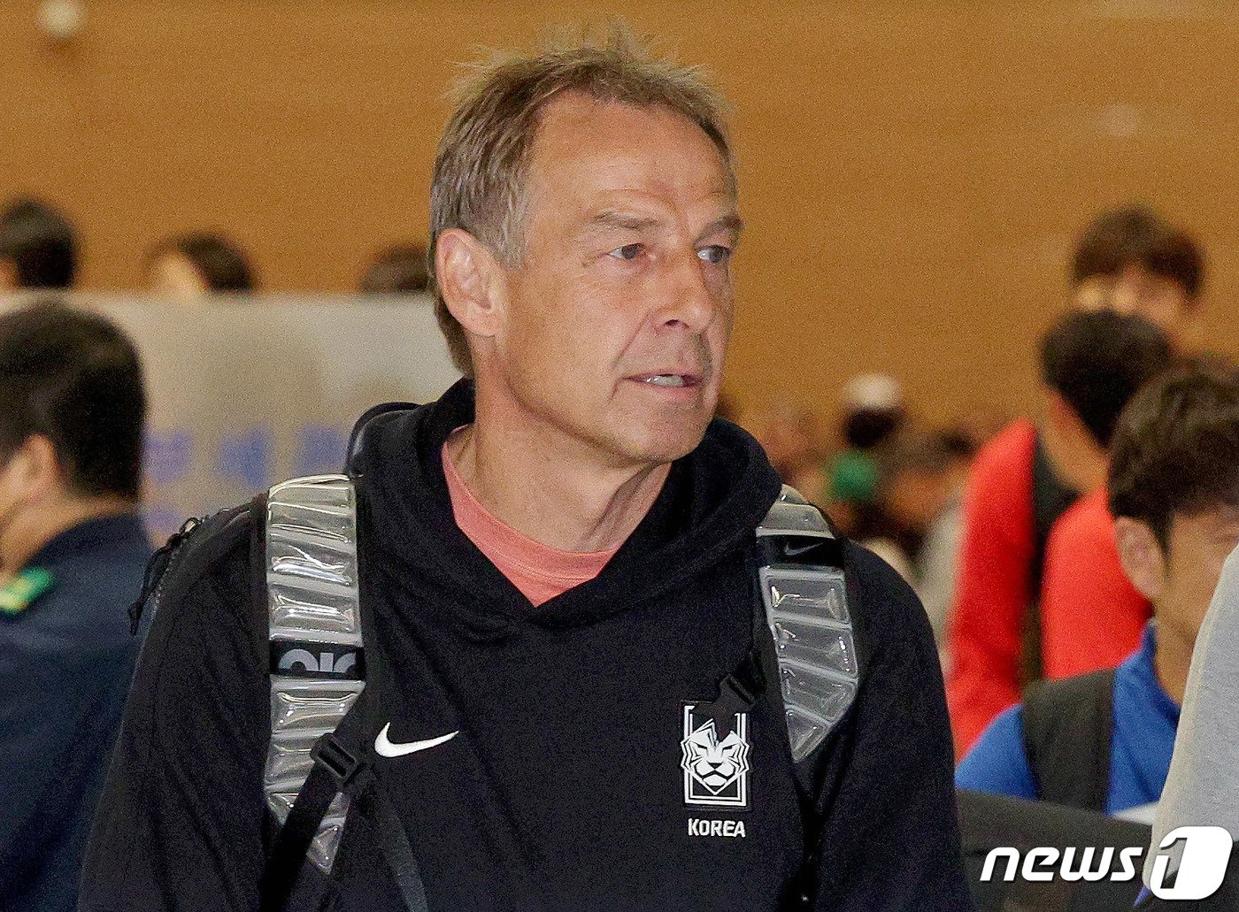 본문 이미지 - 위르겐 클린스만 대한민국 축구 국가대표팀 감독이 14일 오후 인천국제공항 제2터미널을 통해 입국하고 있다. 클린스만 감독은 앞서 지난 13일(한국시간) 영국 뉴캐슬에서 열린 대한민국과 사우디아라비아의 경기에서 대표팀 감독 부임 후 A매치 6경기 만에 첫 승리를 거뒀다. 클린스만 감독은 당초 유럽에 남아 일정을 소화한 뒤 입국할 예정이었으나 '원격 근무' 논란 등 부정적인 여론을 고려한 듯 입국을 앞당겼다. 2023.9.14/뉴스1 ⓒ News1 장수영 기자