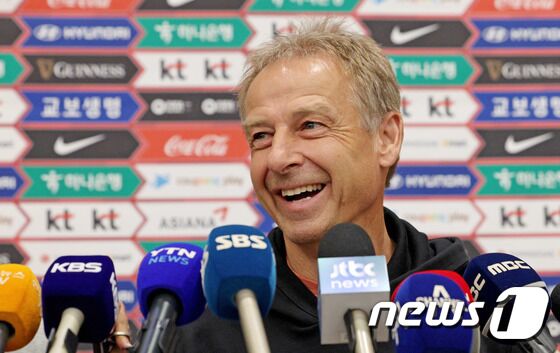 위르겐 클린스만 대한민국 축구 국가대표팀 감독이 14일 오후 인천국제공항 제2터미널을 통해 입국한 뒤 취재진과 인터뷰 하고 있다.  2023.9.14/뉴스1 © News1 장수영 기자