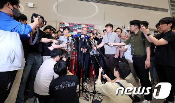 위르겐 클린스만 대한민국 축구 국가대표팀 감독이 14일 오후 인천국제공항 제2터미널을 통해 입국한 뒤 취재진과 인터뷰 하고 있다. 클린스만 감독은 앞서 지난 13일(한국시간) 영국 뉴캐슬에서 열린 대한민국과 사우디아라비아의 경기에서 대표팀 감독 부임 후 A매치 6경기 만에 첫 승리를 거뒀다.2023.9.14/뉴스1 © News1 장수영 기자
