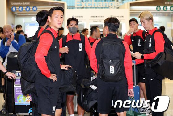 대한민국 축구 국가대표팀 선수들이 14일 오후 인천국제공항 제2터미널을 통해 귀국 하고 있다. 위르겐 클린스만 감독이 이끄는 대표팀은 지난 13일(한국시간) 영국 뉴캐슬에서 열린 대한민국과 사우디아라비아의 경기에서 감독 부임 후 6경기 만에 첫 승리를 거뒀다. 2023.9.14/뉴스1 © News1 장수영 기자