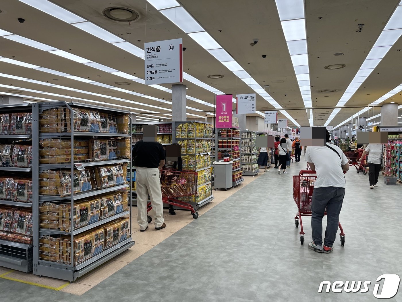 본문 이미지 - 롯데마트 제타플렉스 서울역점에서 외국인 관광객들이 쇼핑을 하고 있다. 2023.9.14/뉴스1 ⓒ News1 신민경 기자