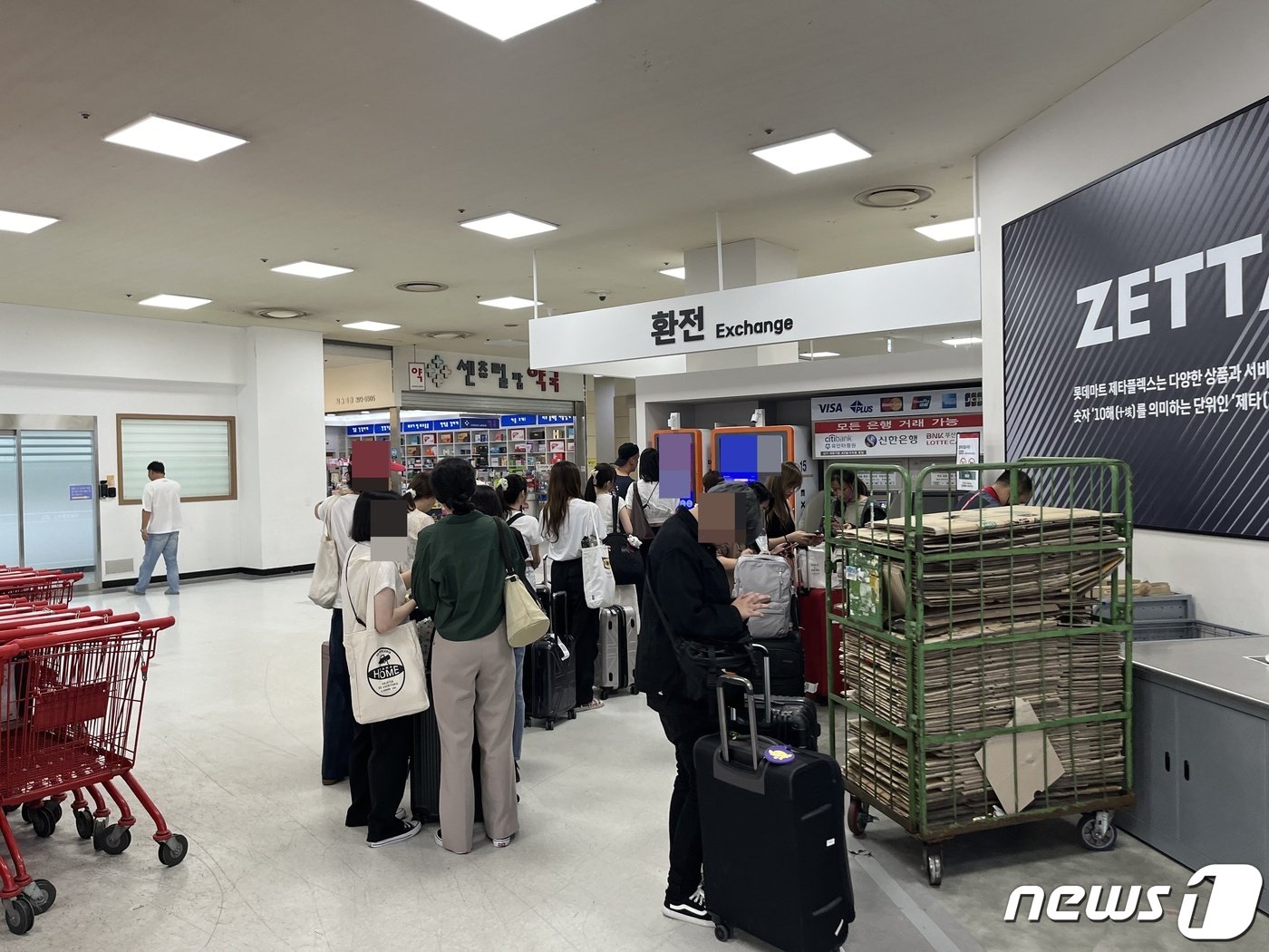 본문 이미지 - 롯데마트 제타플렉스 서울역점 환전 코너에서 외국인 관광객들이 순서를 기다리고 있다. 2023.9.14/뉴스1 ⓒ News1 신민경 기자