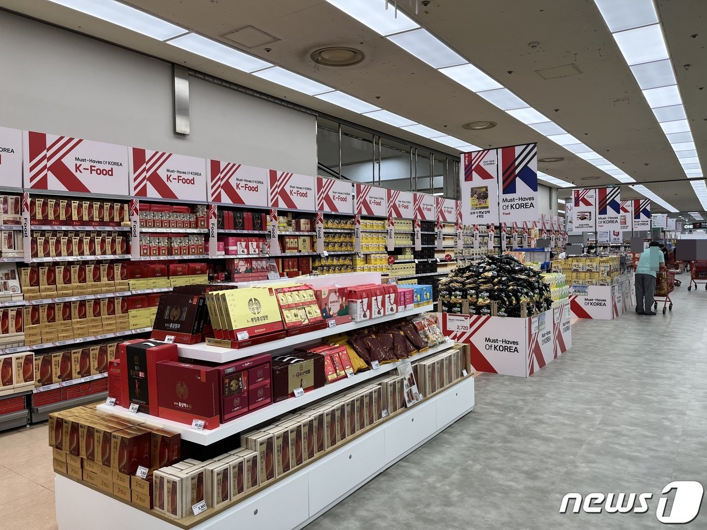 본문 이미지 - 롯데마트 제타플렉스 서울역점은 외국인 관광객 특화 공간 'Must-Haves of KOREA, K-Food'를 마련했다. 2023.9.14/뉴스1 ⓒ News1 신민경 기자